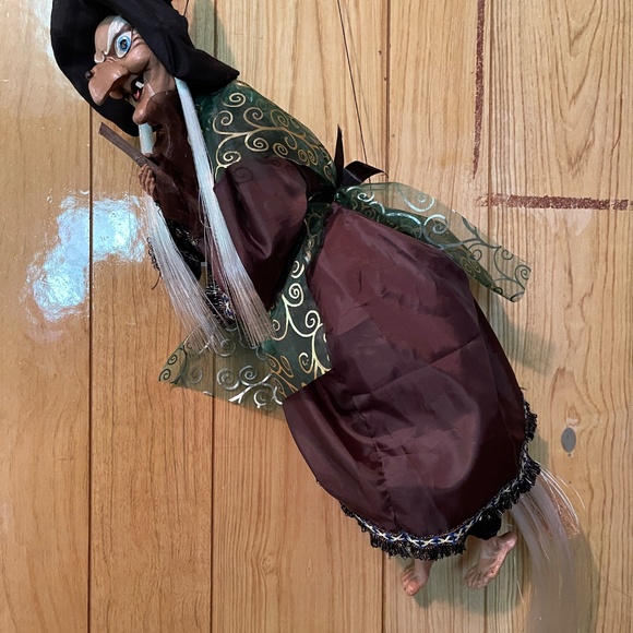 Flying eye flashing cackling fashionable animated Halloween witch - Picture 3 of 11